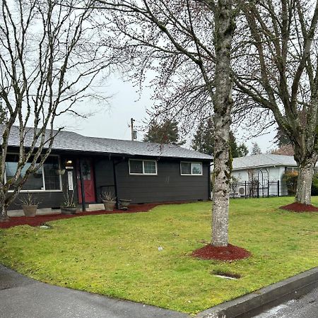 Emerald City 3 Bedroom 1 Bath Home ユージーン エクステリア 写真