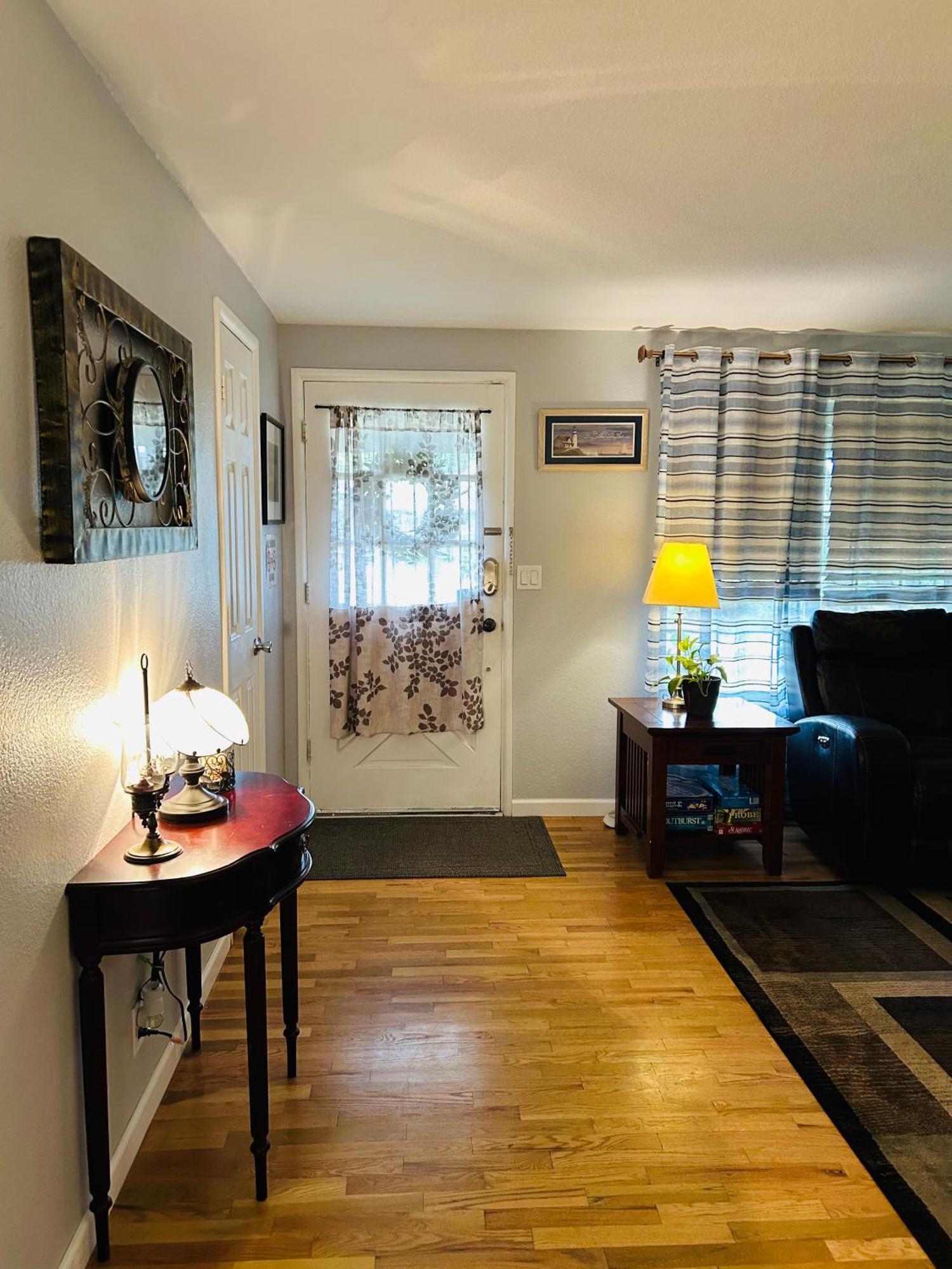 Emerald City 3 Bedroom 1 Bath Home ユージーン エクステリア 写真