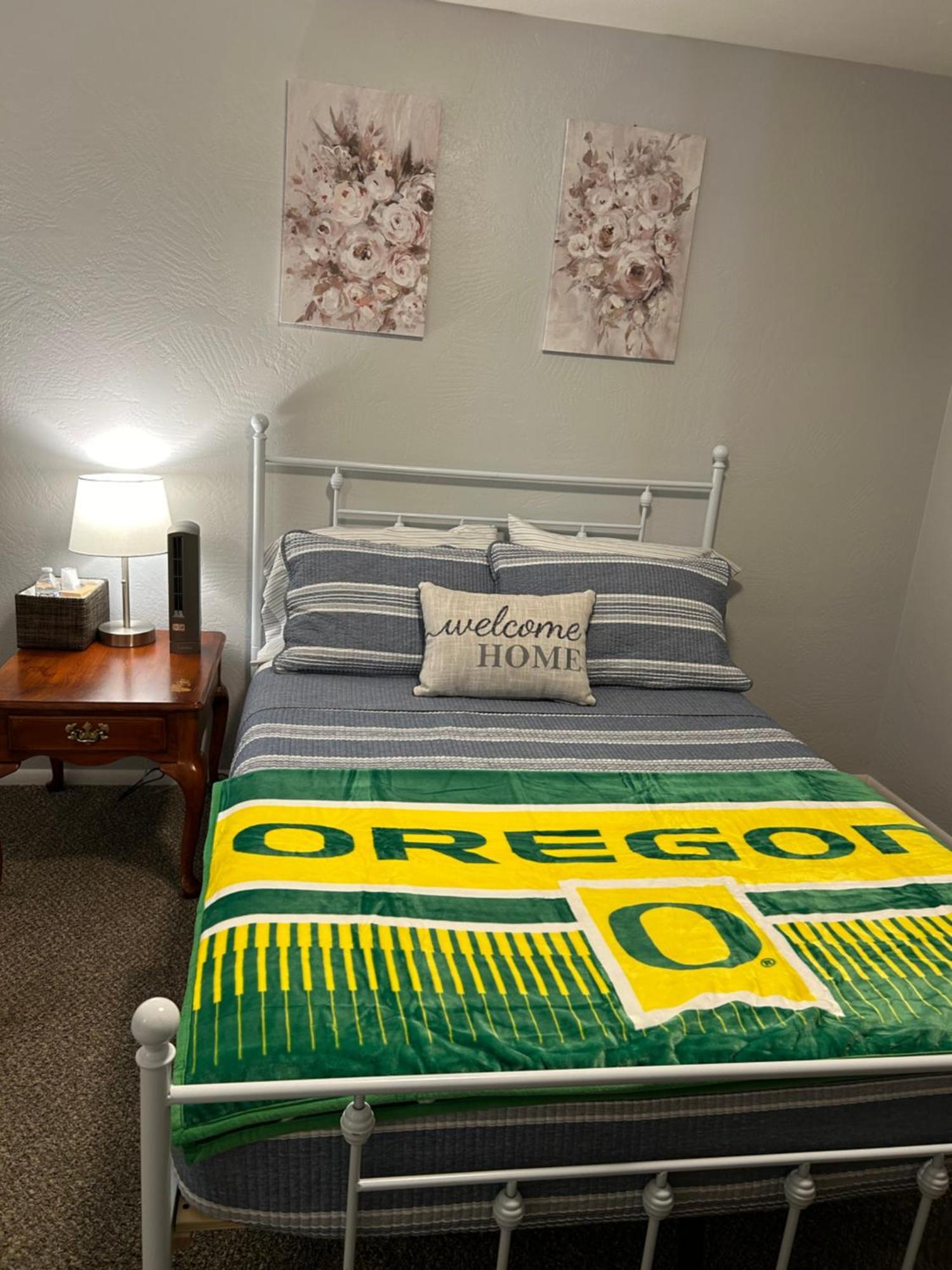 Emerald City 3 Bedroom 1 Bath Home ユージーン エクステリア 写真