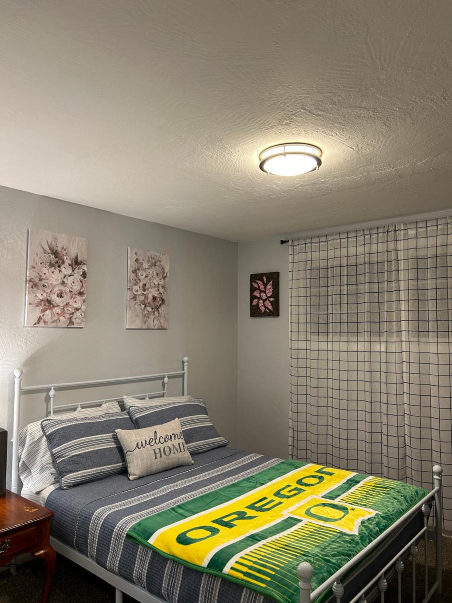 Emerald City 3 Bedroom 1 Bath Home ユージーン エクステリア 写真