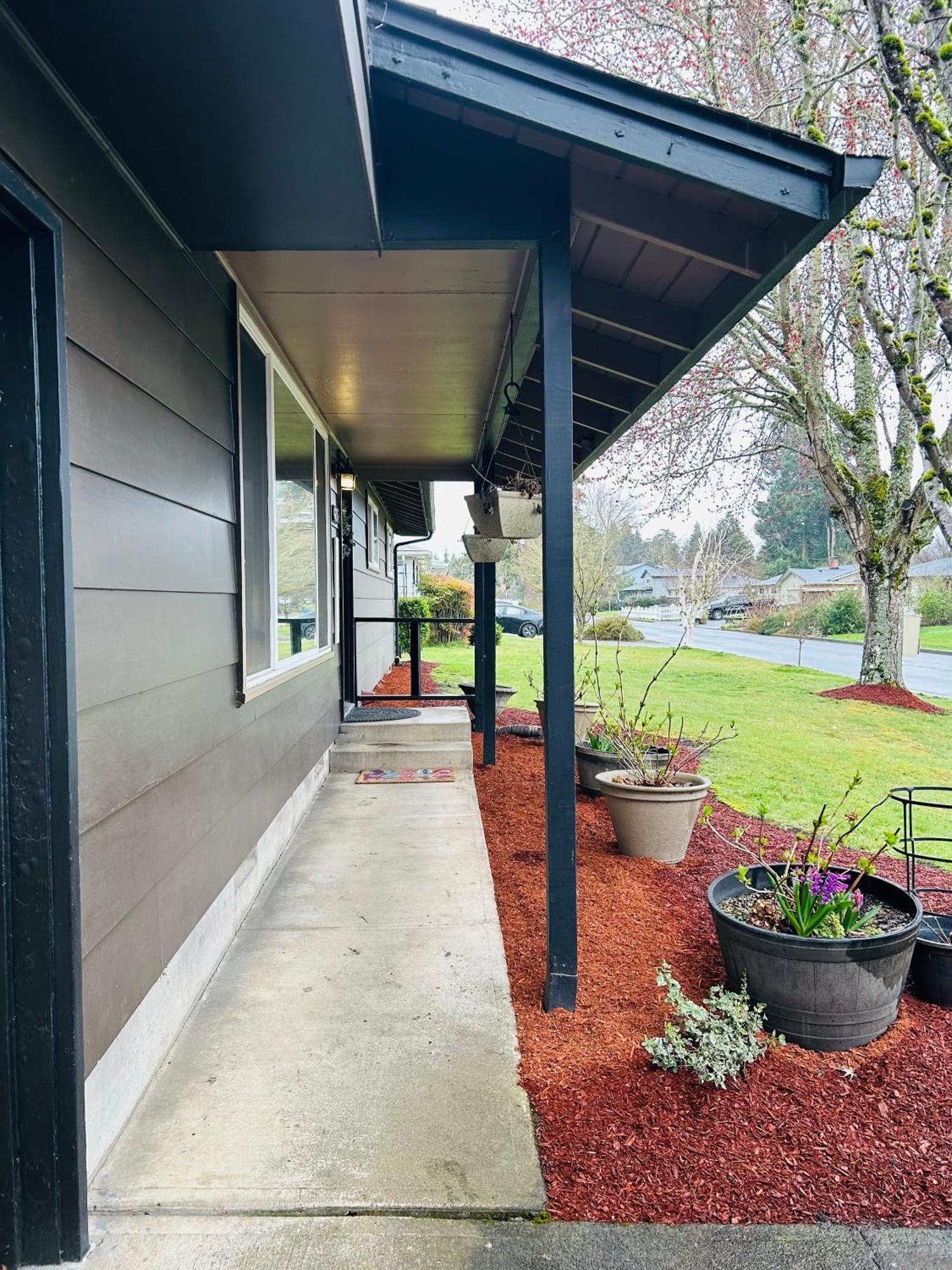 Emerald City 3 Bedroom 1 Bath Home ユージーン エクステリア 写真