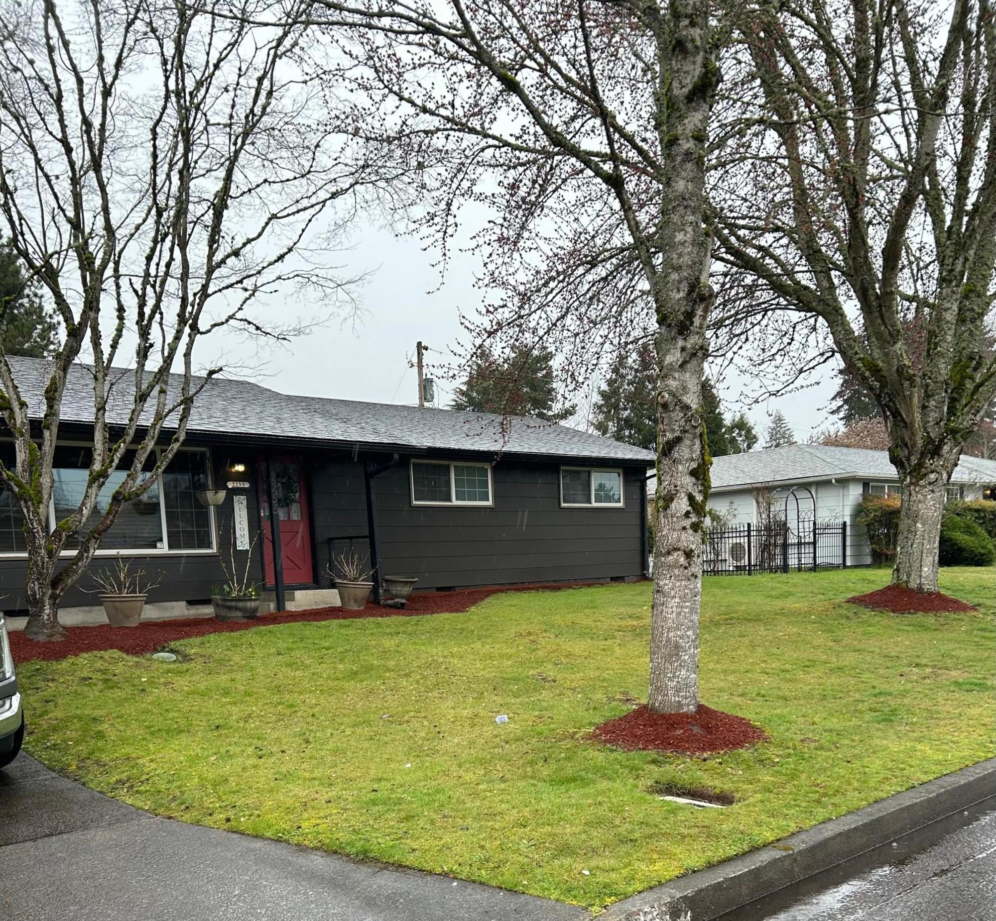 Emerald City 3 Bedroom 1 Bath Home ユージーン エクステリア 写真